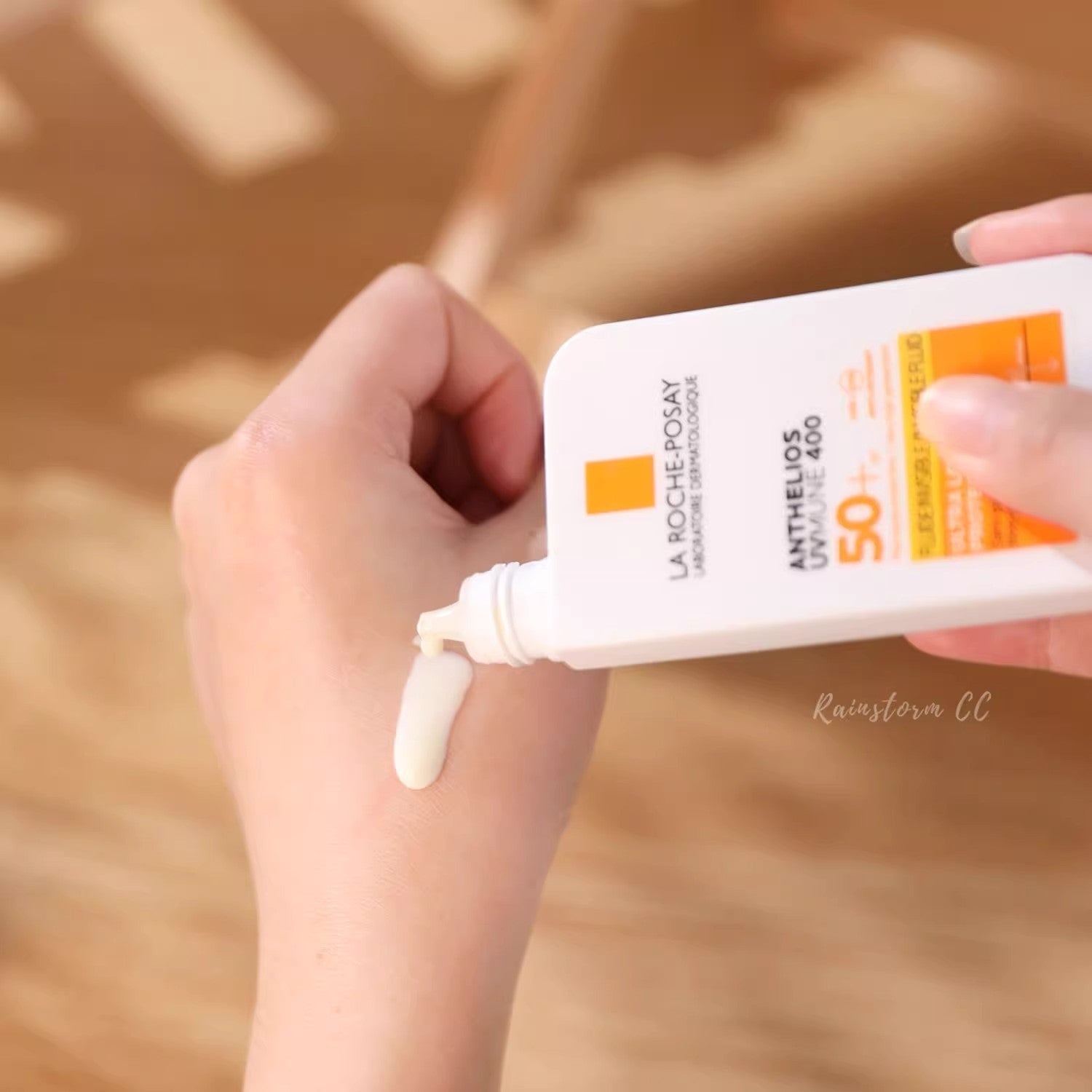 La Roche-Posay Anthelios XL Ultra-Light Fluid - English translated marketing image - 99021fd3